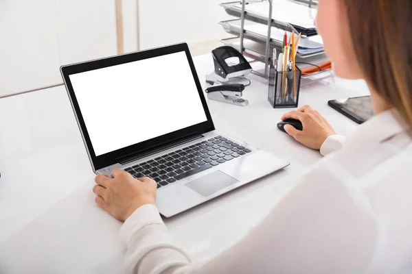 Zakenvrouw Werken op Laptop — Stockfoto