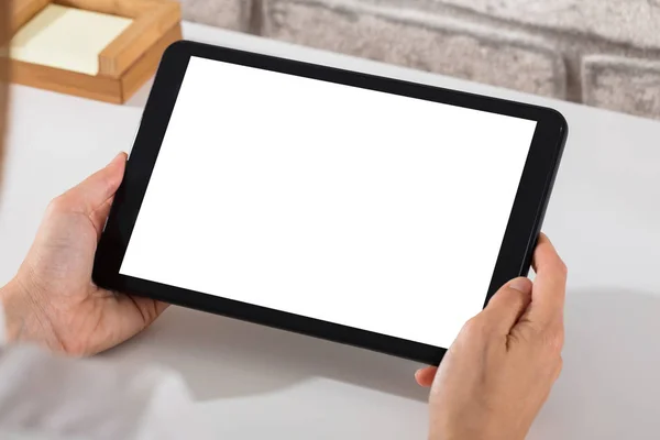 Person som använder digital tablet — Stockfoto