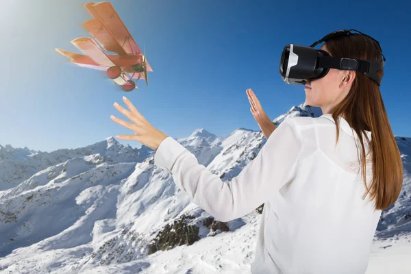 Mujer con gafas de realidad virtual —  Fotos de Stock