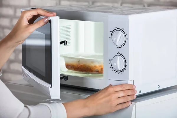 Woman Closing Microwave Oven — Stock Photo, Image