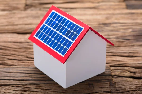 Солнечная панель на макете дома — стоковое фото