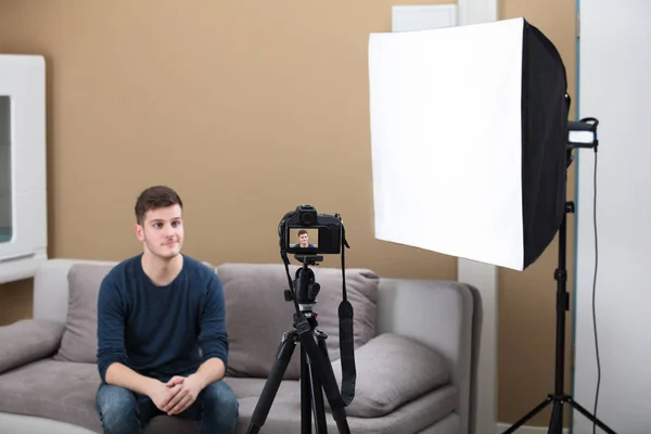 Blogueiro masculino gravação de vídeo — Fotografia de Stock