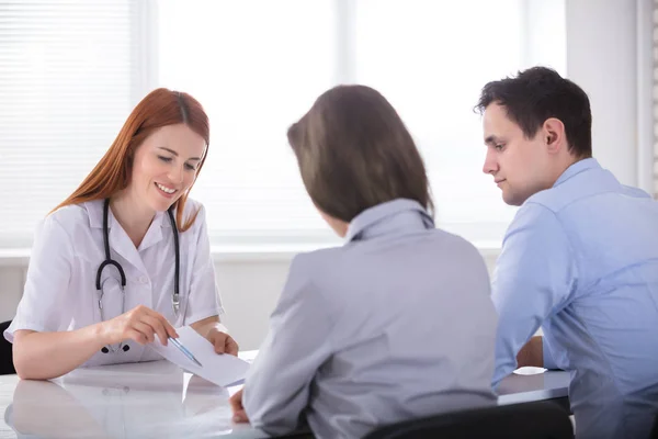 Médico dando prescrição — Fotografia de Stock