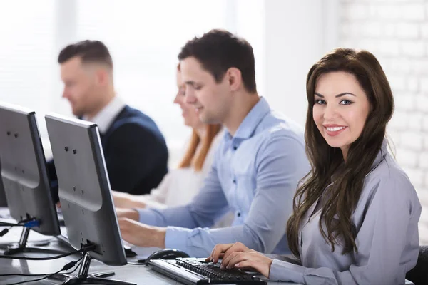 Junge Geschäftsleute Nutzen Computer Arbeitsplatz Büro — Stockfoto
