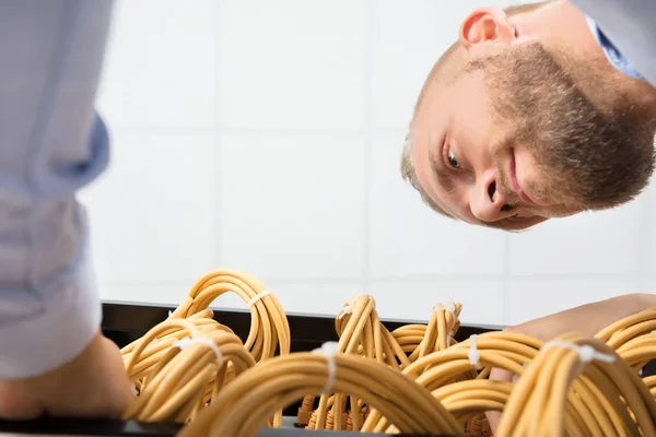 Técnico revisando los cables del servidor —  Fotos de Stock