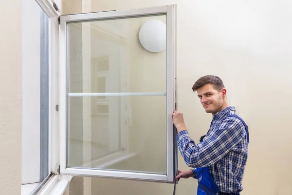 Reparateur repariert Fenster — Stockfoto