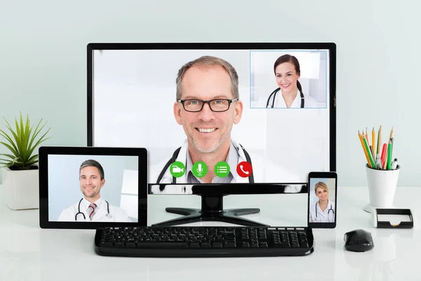 Male Female Doctors Having Conference Call Various Technologies Hospital — Stock Photo, Image