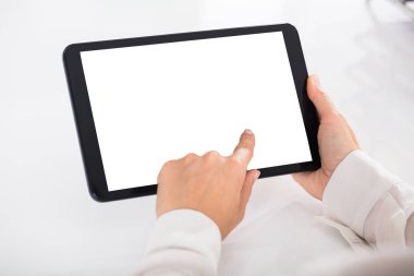 Dijital tablet tutan kadın