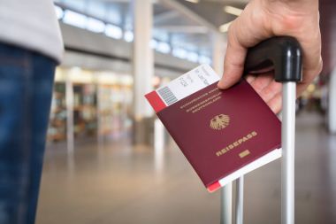 Pasaport ve bilet tutan kişi 