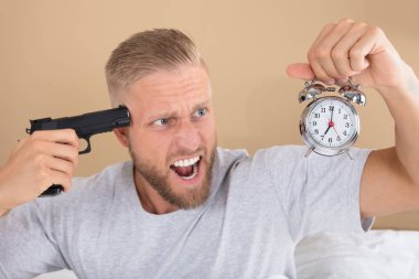 kızgın adam holding silahı 