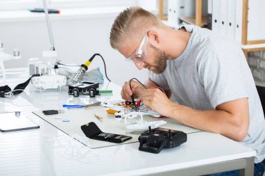 Adam sınama elektrik dronun 