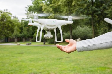 Parkta uçan Quadrocopter