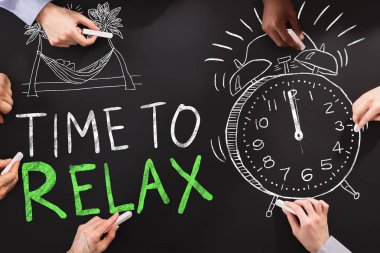 Kelime yazı tahtası üzerinde dinlenmek için zaman çizim eller