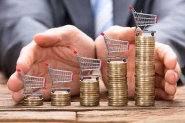 Alışveriş sepetlerini korumak işadamı 