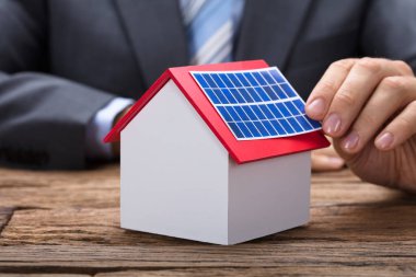 İşadamı yapışmasını güneş paneli 