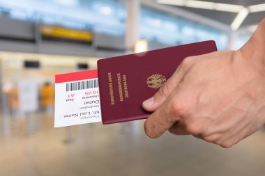 Pasaport ve bilet tutan kişi 