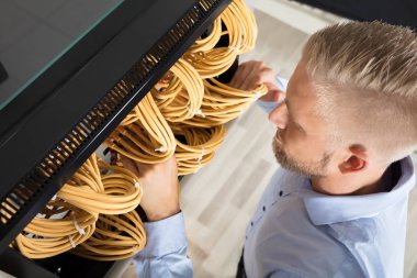 Teknisyen kontrol sunucunun teller 
