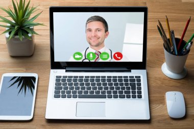 Bir süre hastanede dizüstü bilgisayarda video konferans gülümseyen doktor yüksek açılı görünüş