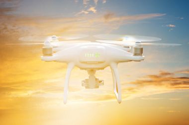 Karşı açık mavi gökyüzü uçan uçak 