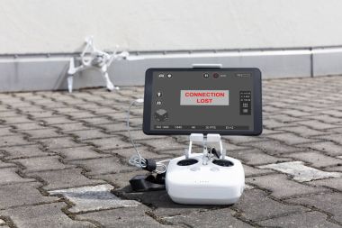 Kırık dron ve denetleyicisi 