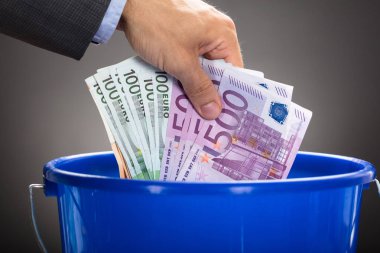 İşadamı el avro atma 