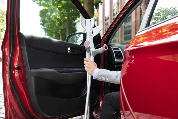 Persona con discapacidad que entra en el coche — Foto de Stock