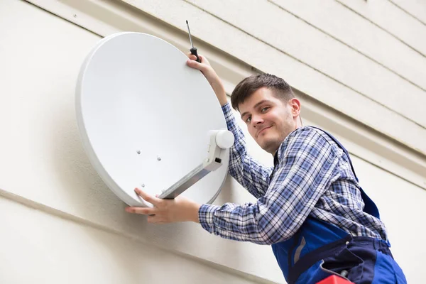 Técnico Instalación de TV satélite plato — Foto de Stock