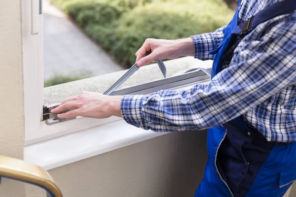 Reparador de la ventana de fijación — Foto de Stock