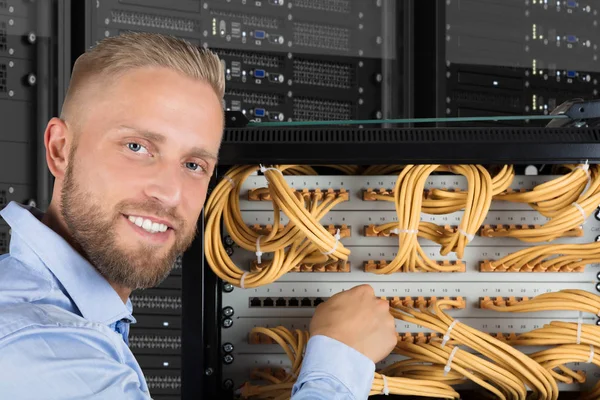 Technicus controleren Server van draden — Stockfoto