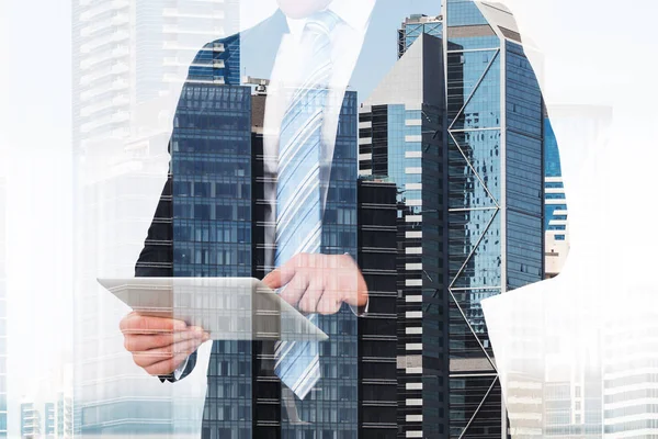 Mittelteil Der Geschäftsmann Mit Digitalem Tablet Über Gebäude Hintergrund — Stockfoto