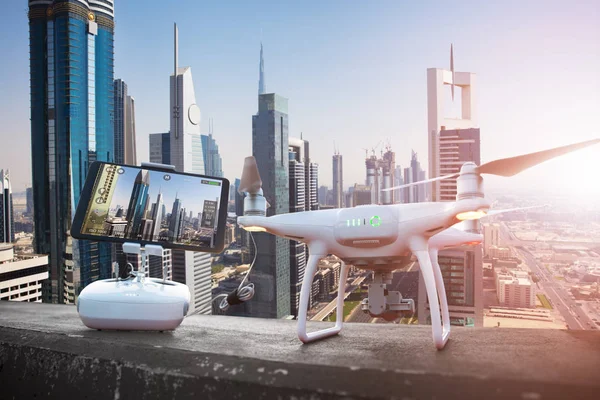 Drone filmando paisagem urbana — Fotografia de Stock