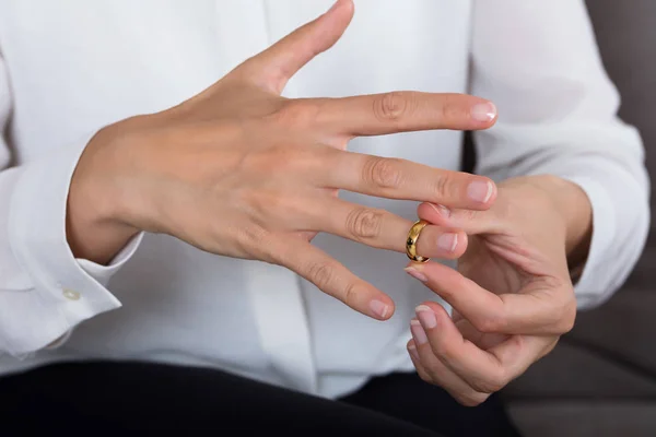 Žena dát prsten — Stock fotografie