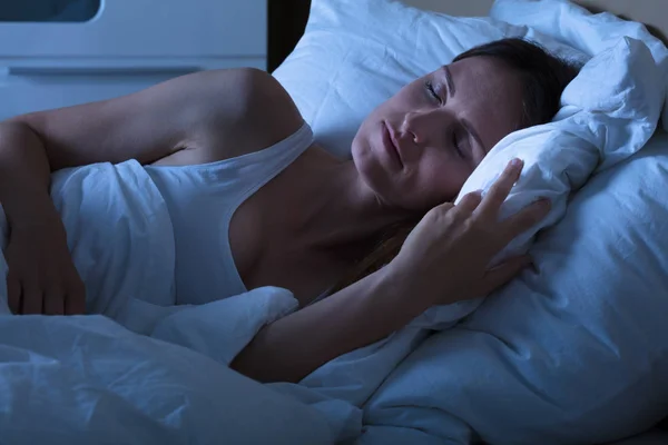 Vrouw die op bed slaapt — Stockfoto
