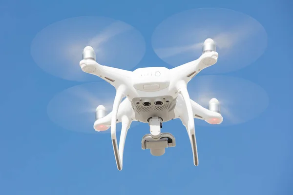 Tiefansicht einer Drohne, die gegen blauen Himmel fliegt — Stockbild Drohne fliegt gegen strahlend blauen Himmel — Stockfoto
