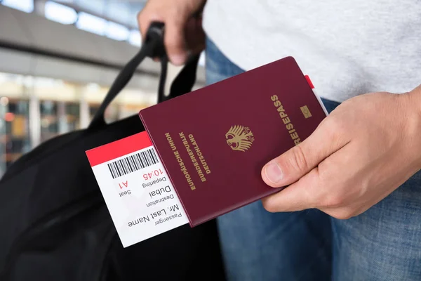 Persona in possesso di passaporto e biglietti — Foto Stock
