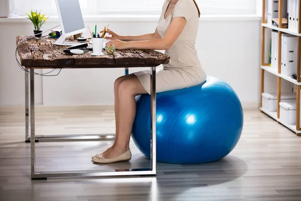 Businesswoman Using Computer — Stock Photo, Image