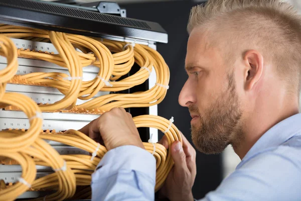 Técnico revisando los cables del servidor —  Fotos de Stock