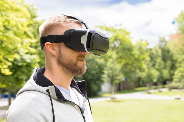 Homme appréciant la réalité virtuelle — Photo