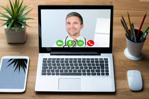 Bir süre hastanede dizüstü bilgisayarda video konferans gülümseyen doktor yüksek açılı görünüş