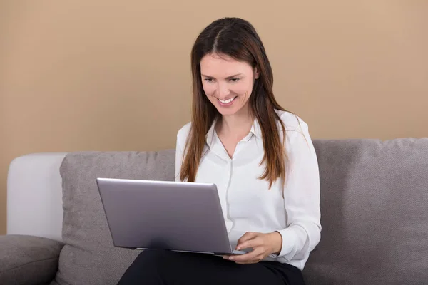 Mujer sentada con portátil — Foto de Stock