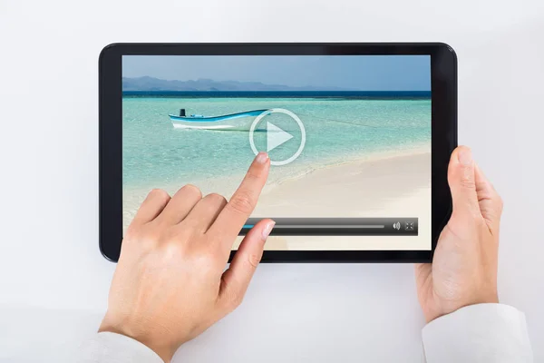 Regarder la vidéo sur tablette numérique — Photo