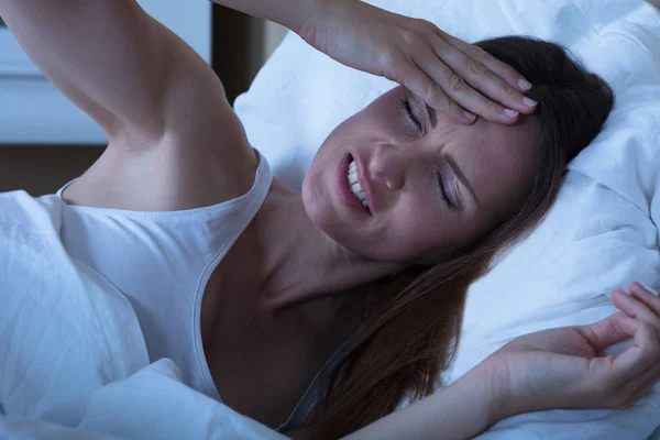 Женщина, страдающая от мигрени — стоковое фото