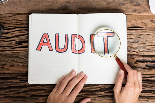 Uomo d'affari che analizza il testo dell'audit — Foto Stock