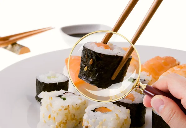 Vértes Kézzel Jegyzés Sushi Lemez Keresztül Nagyító Étteremben Szolgálják Fel — Stock Fotó