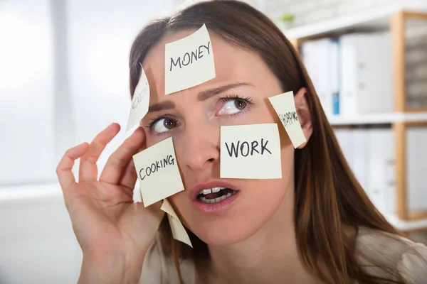 Woman With Sticky Notes — Stock Photo, Image
