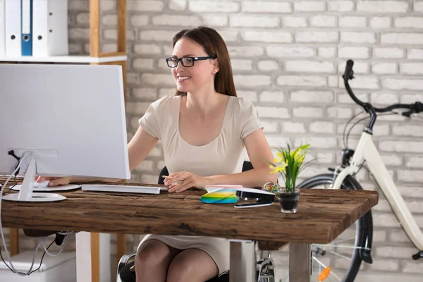 Mujer usando computadora — Foto de Stock