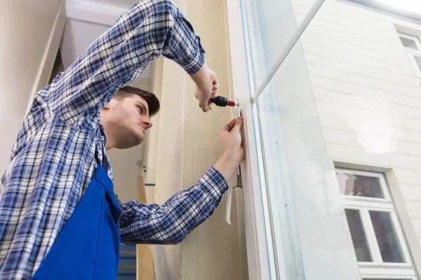 Reparador de la ventana de fijación — Foto de Stock