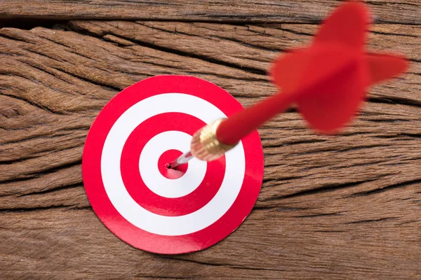 Red Arrow In Dartboard On Table — Stock Photo, Image