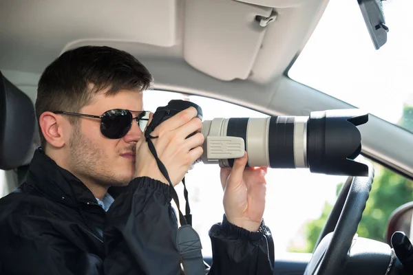 Uomo che fotografa con macchina fotografica — Foto Stock