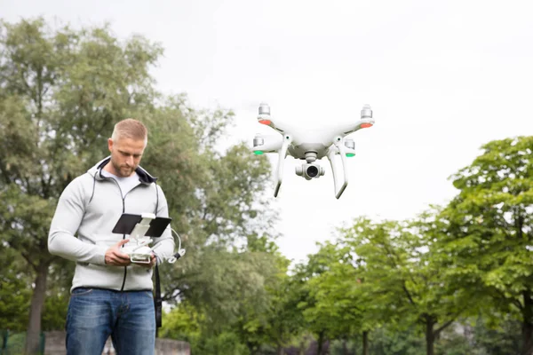 Quadrocopter de operação de homem — Fotografia de Stock